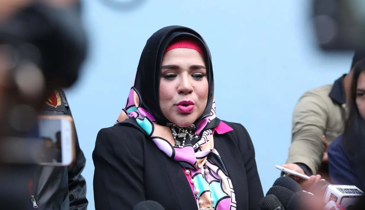 Tidak sendiri, Dhawiya ditangkap pihak kepolisian bersama dengan dua orang kakak laki-lakinya, Syechans dan Ali Zaenal Abidin. Ketiga anak Ratu Dangdut Elvy Sukaesih itu positif  arkoba dalam tes urine yang dilakukan. (Nurwahyunan/Bintang.com)