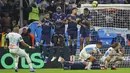 Pemain Marseille Dimitri Payet (kiri) melakukan tendangan bebas saat melawan Marseille pada pertandingan Liga Satu Prancis di Marseille, Prancis, Minggu (24/10/2021). Pertandingan berakhir dengan skor 0-0. (AP Photo/Daniel Cole)