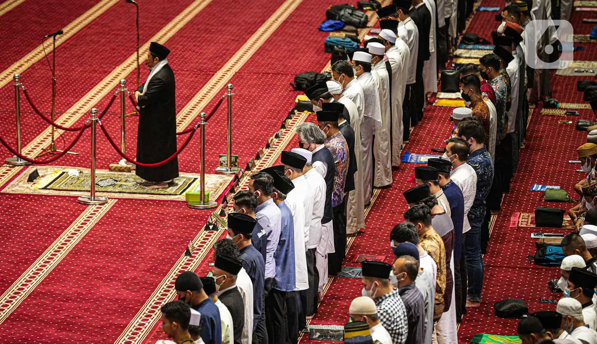 <p>Umat muslim melaksanakan sholat Jumat terakhir pada Ramadhan 1443 H di Masjid Istiqlal, Jakarta, Jumat (29/4/2021). Berdasarkan hisab, Hari Raya Idul Fitri jatuh pada 2 Mei 2022 sementara pelaksanaan rukyatul hilal (melihat posisi bulan) akan dilakukan sehari sebelumnya. (Liputan6.com/Faizal Fanani)</p>