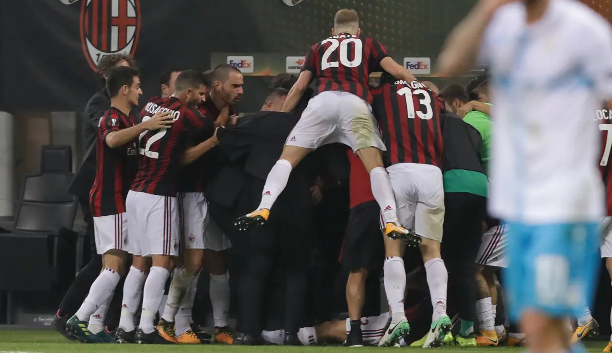Pemain AC Milan merayakan gol rekan setimnya, Patrick Cutrone dalam laga Grup D Liga Europa melawan HNK Rijeka di San Siro, Kamis (28/9). Satu gol Patrick Cutrone mewarnai kemenangan AC Milan 3-2. (AP/Luca Bruno)