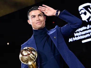 Cristiano Ronaldo memegang penghargaan karier pada upacara Globe Soccer Awards 2023 di Dubai, Uni Emirat Arab, Jumat (19/1/2024). Ronaldo memenangkan tiga penghargaan pada Globe Soccer Awards 2023. (Fabio Ferrari/LaPresse via AP)