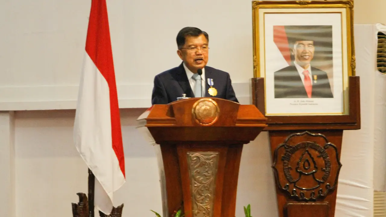 Wapres Jusuf Kalla Terima Penghargaan UNS