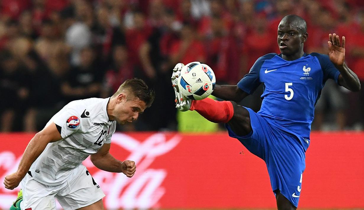 Perebutan bola antara pemain Prancis dan pemain Albania pada laga Grup A Piala Eropa 2016 di Stade Velodrome, Marseille, Kamis (16/6/2016) dini hari WIB. (AFP/Franck Fife)