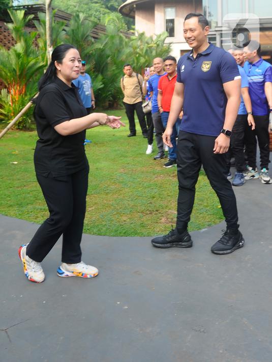 AHY tiba terlebih dahulu di lokasi pada pukul 07.48 WIB dengan memakai kaos bewarna biru dongker. Sementara itu, Puan tiba setelahnya pukul 08.24 WIB. (merdeka.com/ Arie Basuki)