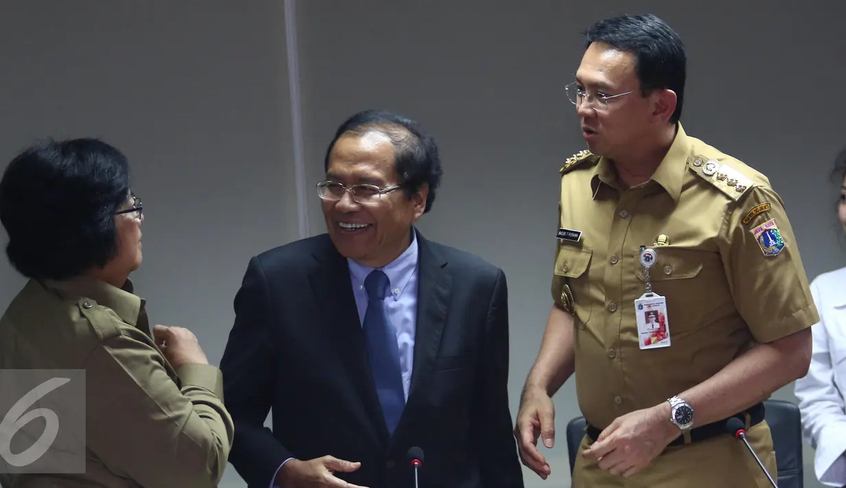 Ki-ka: Siti Nurbaya, Rizal Ramli dan Ahok jelang konferensi pers hasil rapat Reklamasi Teluk Jakarta, Senin (18/4). Pemerintah Pusat dan Pemprov DKI Jakarta sepakat untuk menghentikan sementara proyek Reklamasi Teluk Jakarta. (Liputan6.com/Angga Yuniar)