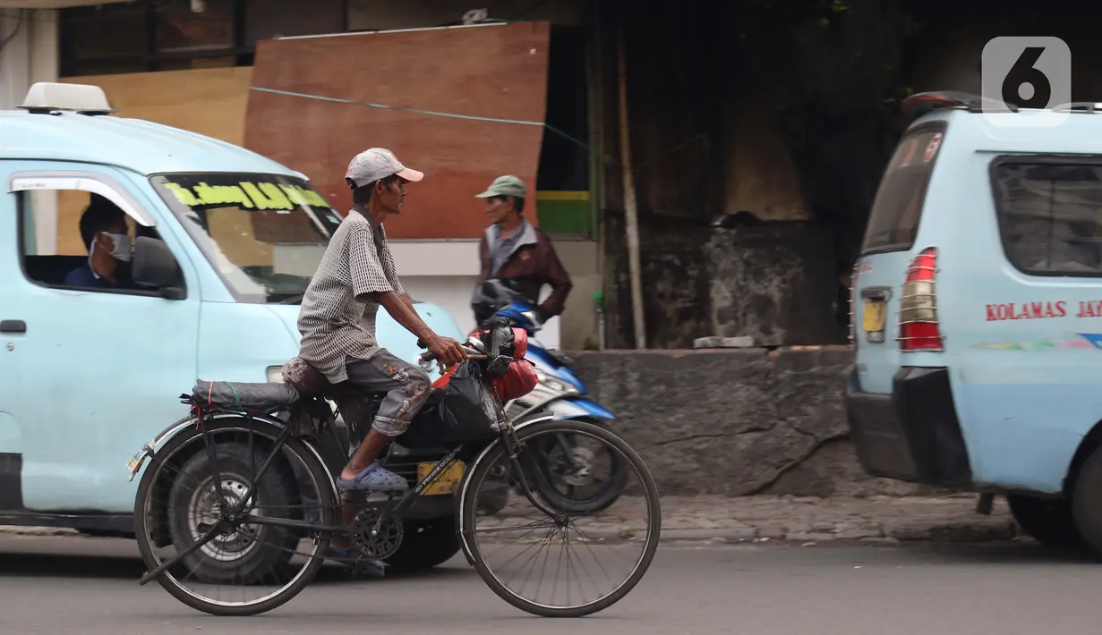 Pengojek sepeda mencari penumpang di kawasan Kota Tua, Jakarta, Selasa (21/4/2020). Penghentian sementara aktivitas sebagian besar pertokoan dan perkantoran seiring pelaksanaan WFH dan PSBB berimbas pada sulitnya pengojek sepeda mencari penumpang. (Liputan6.com/Helmi Fithriansyah)