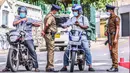 Sejumlah polisi memeriksa pengendara sepeda motor di Wallampitiya, Kolombo, Sri Lanka, 25 Oktober 2020. Total kasus COVID-19 di Sri Lanka pada Minggu (25/10) bertambah menjadi 7.872 setelah 351 pasien baru terdeteksi. (Xinhua/Ajith Perera)