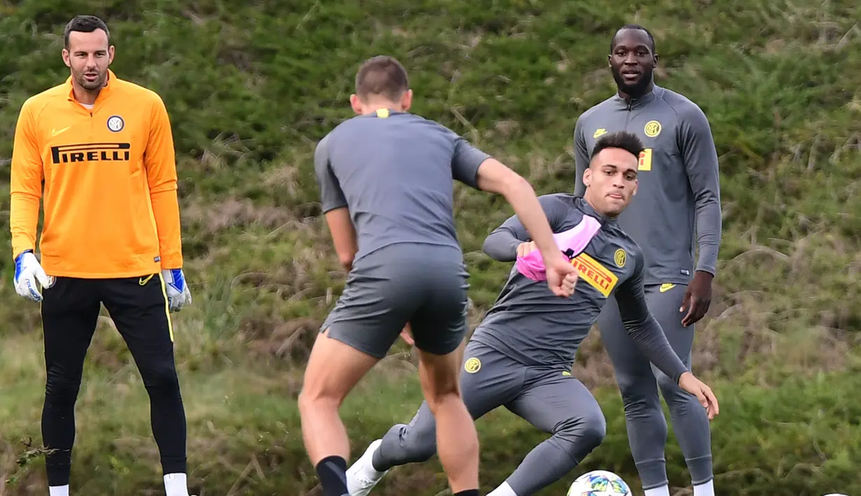 Pemain Inter Milan saat mengikuti sesi latihan tim di pusat pelatihan Suning di Appiano Gentile, Como, Italia (22/10/2019). Inter Milan akan bertanding melawan wakil Jerman, Borussia Dortmund pada grup F Liga Champions. (AFP/Miguel Medina)