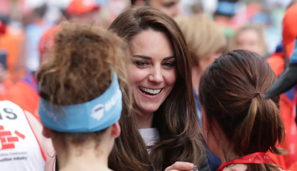 Kate Middleton memberi medali ke peserta saat London Marathon 2017 di London  (23/4). Acara ini diadakan guna mengatasi stigma, meningkatkan kesadaran, dan memberikan bantuan bagi orang-orang dengan masalah kesehatan mental. (AFP Foto/Pool/Yui Mok)