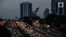 <p>Kendaraan terjebak kemacetan di Pancoran, Jakarta, Kamis (21/4/2022). Kemacetan tersebut dikarenakan banyaknya (peningkatan volume) kendaraan di jalan di sekitar jam berbuka puasa. (Liputan6.com/Johan Tallo)</p>