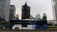 Bus Transjakarta melintas di samping Patung Jenderal Sudirman di Jakarta, Senin (16/4). Perbaikan Patung tersebut untuk merawat agar patung tetap dalam kondisi baik dan tidak terjadi korosi karena faktor cuaca. (Liputan6.com/Arya Manggala)