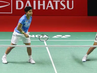 Ganda putri bulu tangkis Indonesia Apriyani Rahayu/Siti Fadia Silva Ramadhanti mengembalikan kok ke arah pebulu tangkis China Taipei Chang Ching Hui/Yang Ching Tun pada babak pertama atau 32 besar Indonesia Masters 2023 di Istora Senayan, Jakarta, Rabu (25/1/2023).  Apriyani Rahayu/Siti Fadia Silva Ramadhanti sukses mengamankan tiket ke babak 16 besar Indonesia Masters 2023. (Liputan6.com/Herman Zakharia)