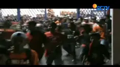Di luar stadion, ratusan suporter melampiaskan kemarahan mereka dengan melempari petugas keamanan.