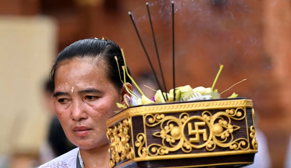 Waktu perayaan Galungan dalam kalender Masehi berbeda-beda setiap tahunnya. (SONNY TUMBELAKA/AFP)
