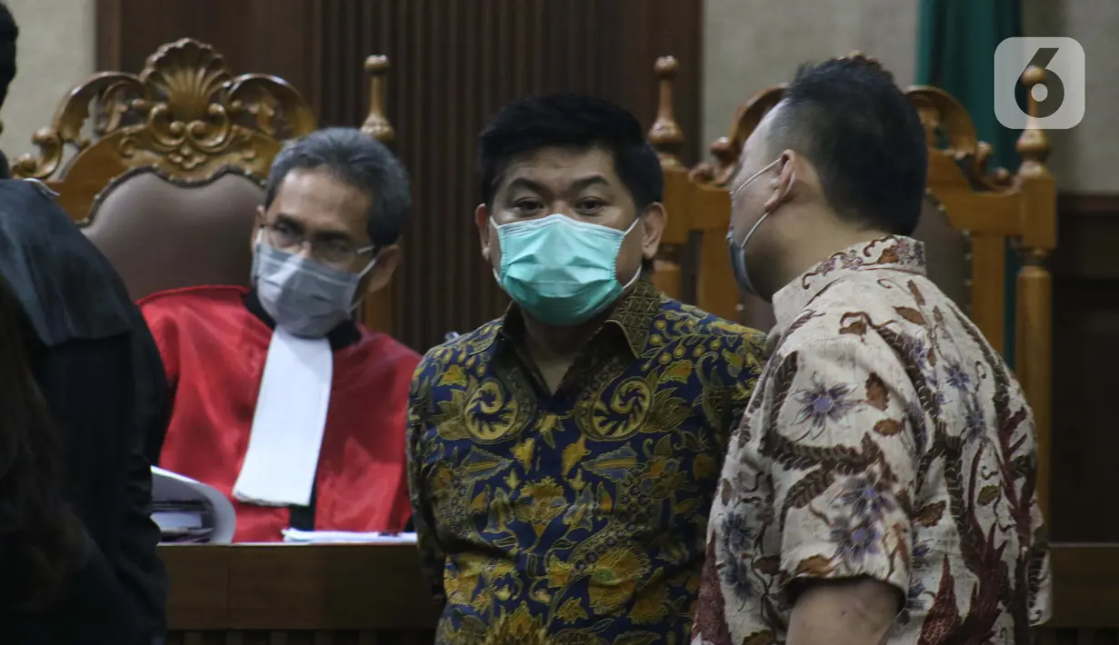 Terdakwa kasus dugaan korupsi di PT Asuransi Jiwasraya dari kalangan pengusaha, Heru Hidayat dan Joko Hartono Tirto (kedua kiri dan kanan berdiri) saat menjalani sidang lanjutan di Pengadilan Tipikor Jakarta, Senin (6/7/2020). Sidang mendengar keterangan saksi. (Liputan6.com/Helmi Fithriansyah)