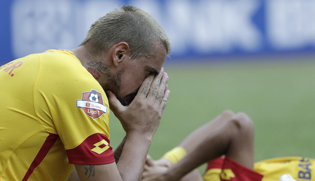 Gelandang Bhayangkara FC, Flavio Junior, tampak kecewa usai pertandingan melawan PSIS Semarang pada laga Shopee Liga 1 di Stadion Patriot Chandrabhaga, Bekasi, Selasa (20/8). Bhayangkara bermain imbang 0-0 dengan PSIS. (Bola.com/Yoppy Renato)