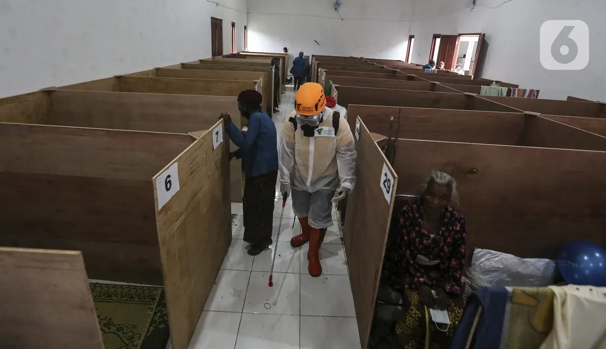 Suasana saat relawan mendisinfeksi bilik pengungsi Gunung Merapi di Barak Pengungsian Glagaharjo, Cangkringan, Sleman, Yogyakarta, Jumat (20/11/2020). Penyemprotan yang dilakukan dua hari sekali ini untuk mencegah penularan COVID-19. (Liputan6.com/Johan Tallo)