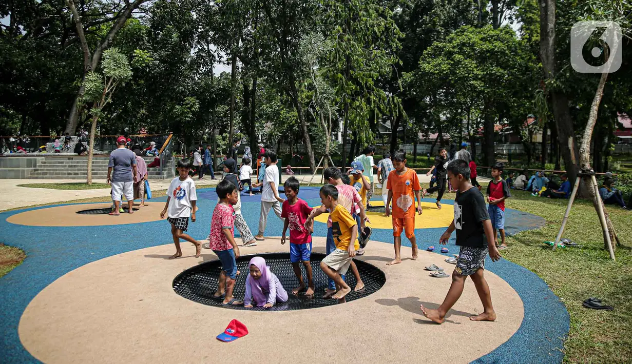 <p>Pengunjung bermain di area playground Tebet Eco Park, Jakarta, Selasa (10/5/2022). Warga memanfaatkan libur dengan bermain dan berolahraga di taman terbuka setelah pemerintah memperpanjang masa liburan sekolah hingga tanggal 11 Mei 2022. (Liputan6.com/Faizal Fanani)</p>