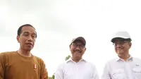 Presiden Joko Widodo (Jokowi) bersama Kepala Badan Otorita Ibu Kota Nusantara (IKN) Bambang Susantono saat ditemui wartawan di Kawasan IKN, Kabupaten Penajam Paser Utara, Kalimantan Timur, Kamis (23/2/2023). (Dok. Liputan6.com/Lizsa Egeham)