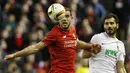 Pemain Liverpool, Jordan Henderson, duel udara dengan pemain Augsburg, Halil Altintop. Hasil ini membawa The Reds lolos ke babak 16 besar Liga Europa. (Reuters/Andrew Yates)