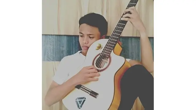 Jarang Terekspos, Ini 6 Potret Restu Anak Charly Van Houten yang Beranjak Dewasa