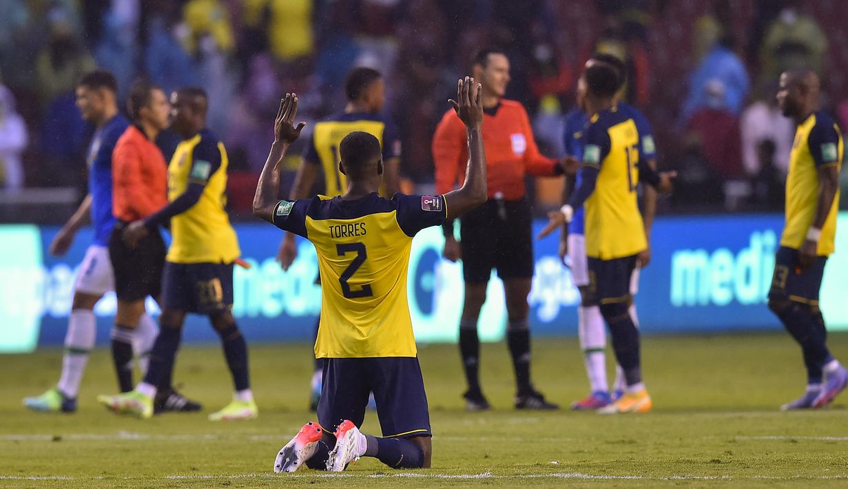 Skor 1-1 bertahan hingga laga usai. Dengan hasil ini Ekuador mengumpulkan 24 poin dan sementara menempati posisi ke-3 klasemen sementara dan membuka peluang lolos ke putaran final Piala Dunia 2022. Sementara Brasil yang telah lolos kini mengoleksi 36 poin. (AP/Pool/Rodrigo Buendia)