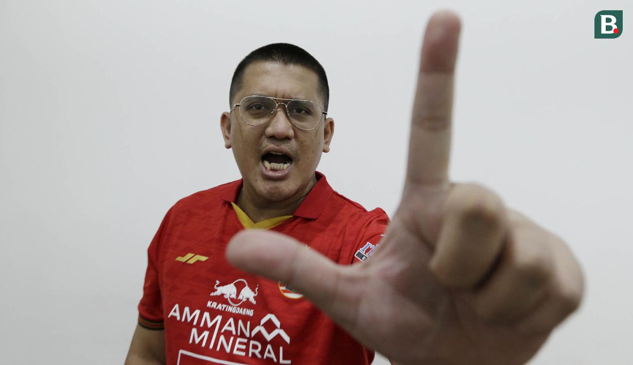 Ketua Umum The Jakmania, Diky Soemarno, saat bermain FIFA 20 di Kantor KLY, Gondangdia, Kamis (25/6/2020). Acara bertajuk BOLA Esports Challenge ini mempertemukan pemain Persija dengan The Jakmania pada pertandingan  FIFA 20. (Bola.com/M Iqbal Ichsan)