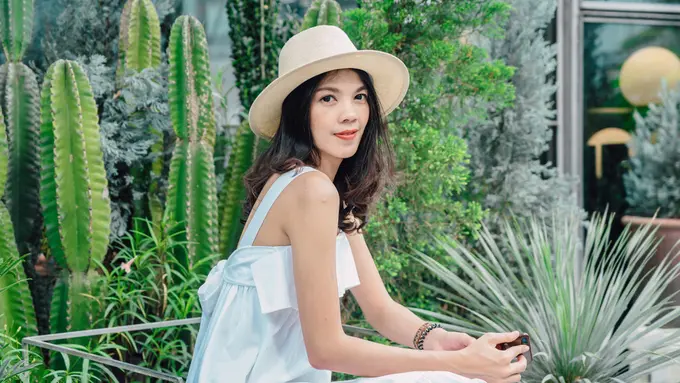 tersenyum dewasa santai topi di taman