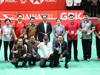 Presiden Jokowi bercengkerama dengan sejumlah atlet saat meresmikan hasil renovasi Istora Senayan, Jakarta, Selasa (23/1). Istora Senayan akan menjadi salah satu arena Asean Games 2018. (Liputan6.com/Angga Yuniar)