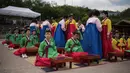 Sejumlah pelajar mengenakan kostum tradisional Korsel saat upacara Hari Kedewasaan di Namsan Hanok Village, Seoul, Senin (15/5). Upacara Hari Kedewasaan adalah hari libur resmi untuk menghormati siapa saja yang baru menginjak usia 20 tahun. (Ed JONES/AFP)