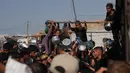 Warga Palestina menunggu bantuan gula dan beras di dapur umum di Khan Younis, Jalur Gaza selatan, Jumat, 31 Oktober 2025. Untuk diketahui, banyak keluarga pengungsi, yang kini tinggal di tenda-tenda darurat, sepenuhnya bergantung pada dapur amal sebagai penyuplai makanan mereka dalam sehari-hari. (AP Photo/Abdel Kareem Hana)