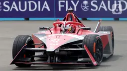 Pembalap Avalanche Andretti Formula E, Jake Dennis, saat beraksi pada sesi kualifikasi balapan Formula E 2023 di Jakarta International e-Prix Circuit, Sabtu (3/6/2023). (Bola.com/M Iqbal Ichsan)