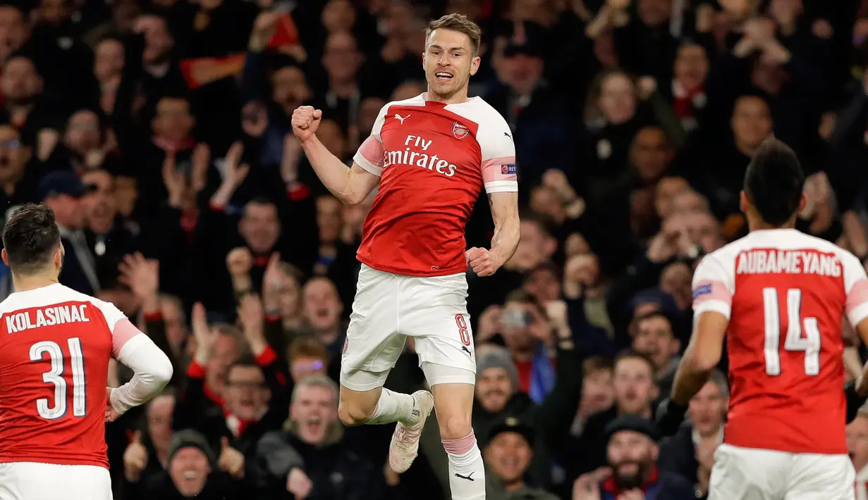 Gelandang Arsenal, Aaron Ramsey berselebrasi setelah mencetak gol ke gawang Napoli pada leg pertama perempat final Liga Eropa di Stadion Emirates, Kamis (11/4). Arsenal mendekatkan diri ke semifinal setelah berhasil mengalahkan Napoli 2-0. (AP/Kirsty Wigg