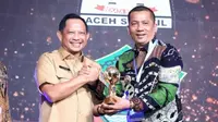 Bupati Kabupaten Kepulauan Meranti Muhammad Adil bersama Menteri Dalam Negeri. (Liputan6.com/Istimewa)