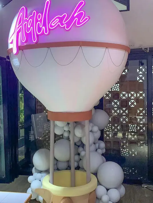 "Ciri-ciri anak pre teen alias otw abg itu, saat udh males di kiss sama orang tuanya, untung ama akuuh masi mau di kiss,"tulis Ayu Dewi. [Instagram/mrsayudewi]