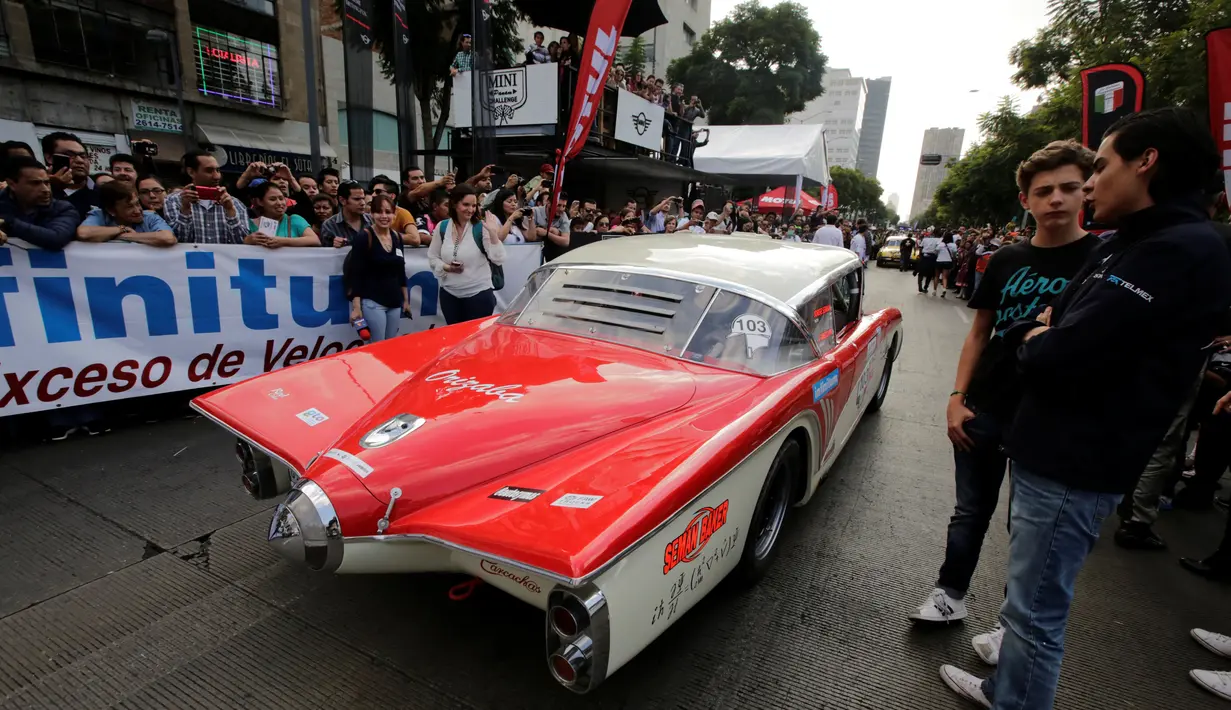 Seorang peserta mengendarai GM Buick Centurion keluaran 1956 saat mengikuti acara Carrera Panamericana di Meksiko, Sabtu (15/10). Carrera Panamericana adalah perlombaan mobil antik yang digelar di Meksiko selama 7 hari. (REUTERS / Henry Romero) 