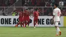 Pemain Timnas Indonesia U-19 merayakan gol yang dicetak Witan Sulaeman saat lawan Uni Emirat Arab U-19 pada penyisihan Grup A Piala AFC U-19 2018 di Stadion GBK, Jakarta, Rabu (24/10). Babak pertama, Indonesia unggul 1-0. (Liputan6.com/Helmi Fithriansyah)