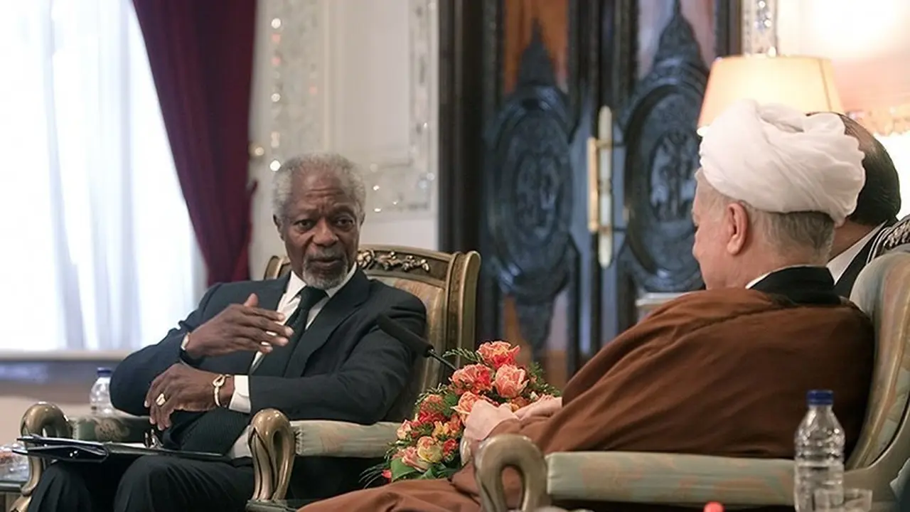 Kofi Annan (kiri) saat berdialog dengan Presiden Iran Akbar Hashemi Rafsanjani (Wikimedia Commons)