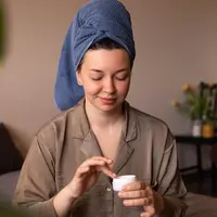 Sebelum mengaplikasikan kosmetik, perhatikan kebersihan wajah dan alat yang digunakan. (Foto: Freepik/freepik)