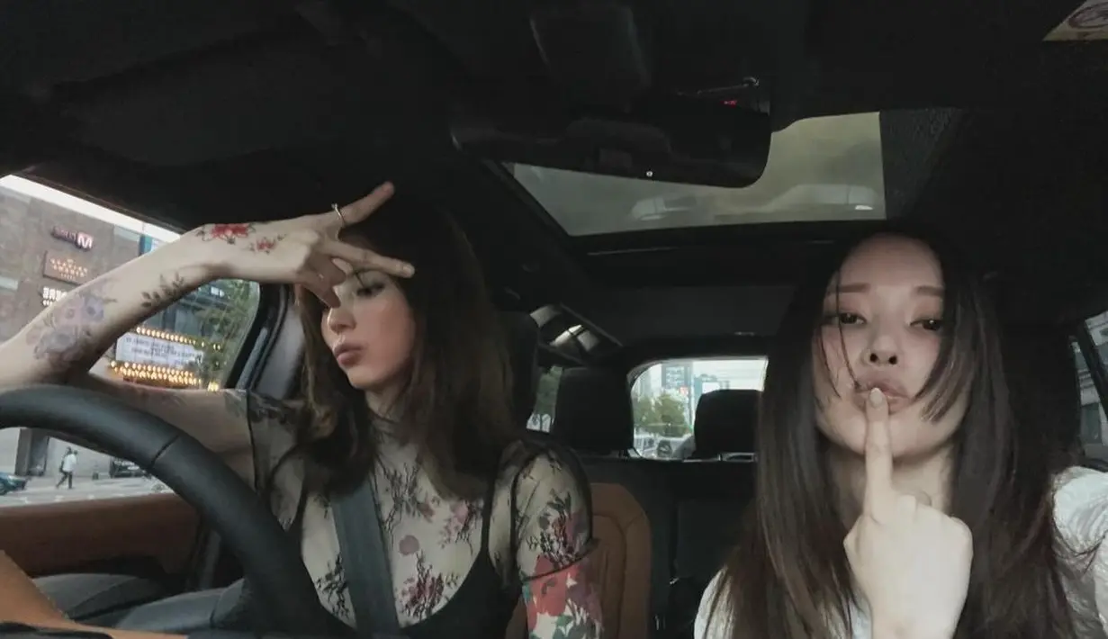 Tampil ala lady rocker, Han So Haa pamer tato bunga dengan sheer top dan bra hitam saat nyetir [@xeesoxee]