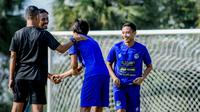 Evan Dimas dan Andik Rendika Rama halal bihalal bersalaman dengan vidio analis arema, FX Yanuar sebelum latihan dimulai. (Bola.com/Iwan Setiawan)