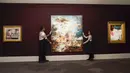 Staf memegang lukisan 'Boucher's Flesh' karya Flora Yukhnovich di Sotheby's, London, Inggris, 22 Juni 2022. Lukisan yang akan dilelang pada 29 Juni 2022 itu diperkirakan memiliki harga 200.000-300.000 pound. (AP Photo/Alberto Pezzali)