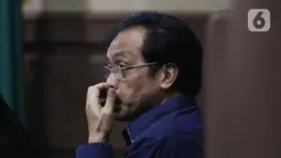 Terdakwa penerimaan gratifikasi dari berbagai pihak selama menjabat sebagai Gubernur Kepulauan Riau pada kurun waktu 2016-2019, Nurdin Basirun saat menjalani sidang lanjutan Pengadilan Tipikor Jakarta, Kamis (19/12/2019). Sidang mendengar keterangan saksi-saksi. (Liputan6.com/Helmi Fithriansyah)