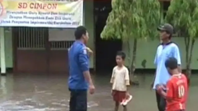 [VIDEO] Banjir di Pati, 3 Ruang Kelas SD di Serang Ambruk