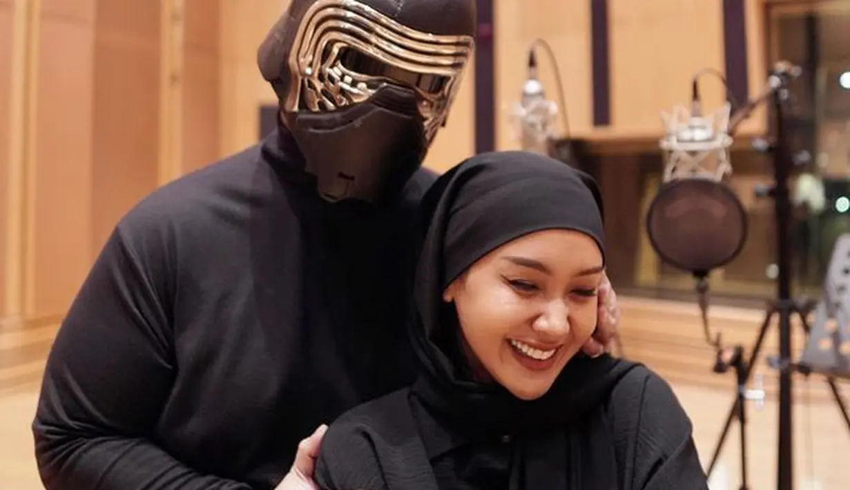 Unggahan lain masih menampilkan Cita Citata di studio rekaman dengan baju muslim dan jilbab serbahitam. Kali ini di belakangnya ada pria dengan topeng yang dilabeli dengan akun Instagram Didi Mahardhika. Gara-gara foto ini, beredar kabar hubungan bintang sinetron Diam-diam Suka dan cucu Bung Karno makin serius. Sejumlah media menyebut Cita Citata telah dilamar Didi Mahardhika. (Foto: Dok. Instagram @cita_citata)