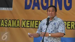 Mendag Rachmat Gobel berpidato saat acara pelepasan truk Operasi Pasar, Jakarta, Minggu (21/6/2015). Kemendag dan Artha Graha Peduli menggelar operasi pasar secara serentak di wilayah DKI Jakarta hingga 16 Juli 2015. (Liputan6.com/Herman Zakharia)