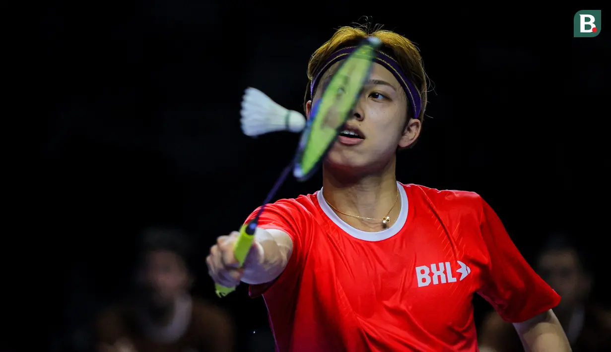 Pebulu tangkis Jepang, Kodai Naraoka dari tim Rockets berusaha mengembalikan kok ke arah pebulu tangkis tunggal putra Indonesia, Anthony Ginting dari tim Hurricanes dalam laga tunggal putra Badminton XL 2025 di Istora Senayan, Jakarta, Minggu (05/10/2025). (Bola.com/Bagaskara Lazuardi)
