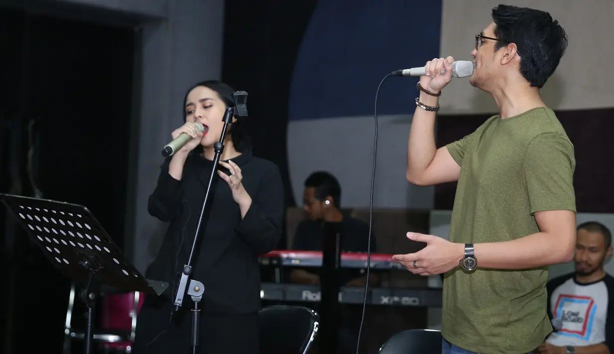 Afgan dan Gita Gutawa saat melakukan latihan sebelum konser.(Andy Masela/Bintang.com)