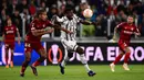 Pemain Juventus, Paul Pogba berusaha melewati penjagaan dari pemain Sevilla, Loic Bade pada laga leg pertama semifinal Liga Europa 2022/2023 di Allianz Stadium, Juventus, Jumat (12/05/2023) WIB. Laga berakhir dengan skor 1-1. (AFP/Marco Bertorello)