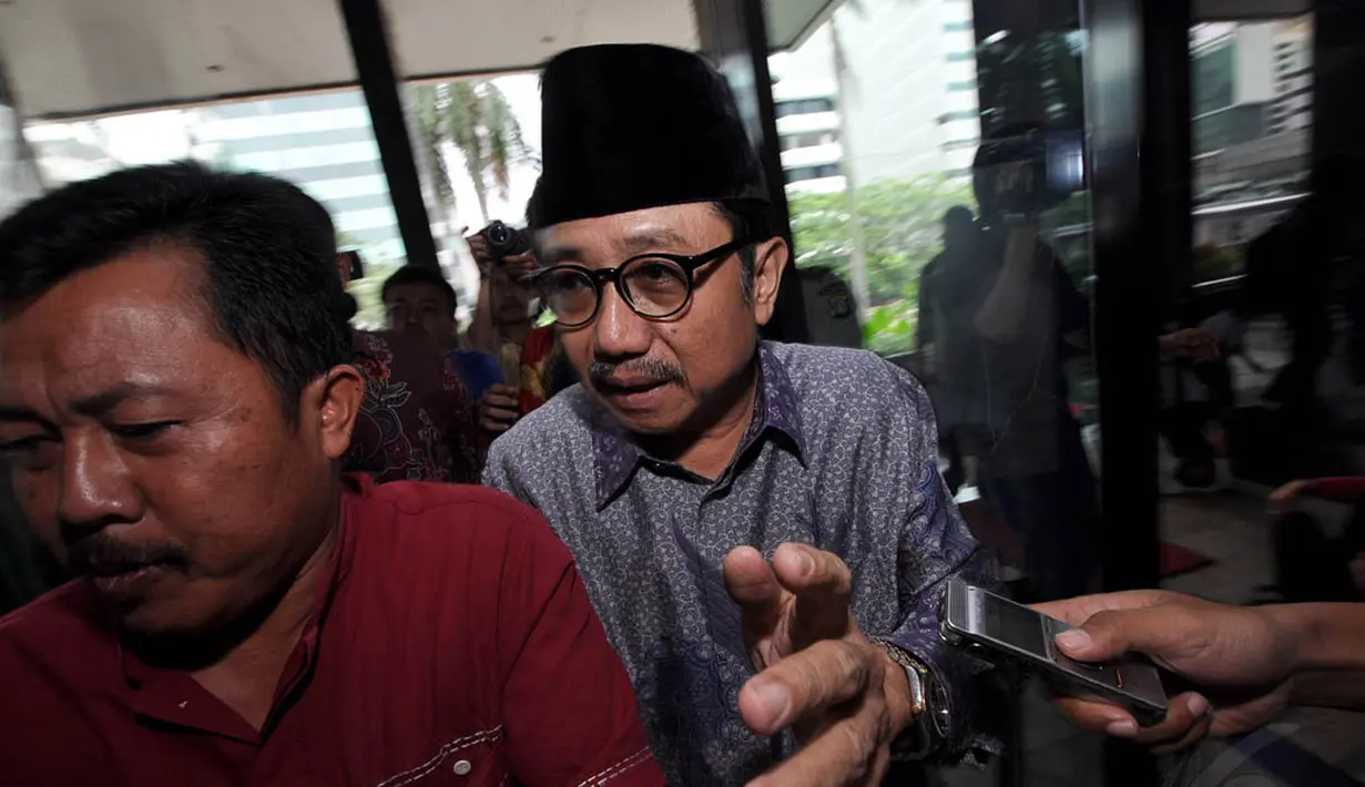 Waryono Karno (kanan) diperiksa KPK sebagai tersangka atas dugaan kasus pemberian hadiah atau janji dalam penyelenggaraan kegiatan di Kementerian ESDM, Jakarta, Kamis (4/12/2014). (Liputan6.com/Miftahul Hayat)